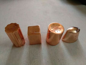 Salero y pimentero de metal de diseño antiguo en color plateado, perfecto para guardar vajilla y utensilios de cocina con estilo - Product Image 2