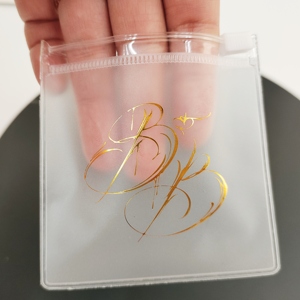 ถุงซิปล็อคใสพิมพ์ลายโลโก้ด้วยน้ำมันร้อนสีทอง ตัวอย่างฟรี ถุงพีวีซีใสขุ่นสำหรับบรรจุภัณฑ์และจัดแสดงเครื่องประดับ - Product Image 2