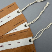 Étiquette suspendue personnalisée en toile de coton avec œillet métallique, logo imprimé sur carte texturée pour marque de mode de créateur