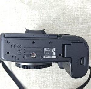 Appareil photo numérique hybride plein format Canon R6 d'occasion (90 % neuf) pour la photographie domestique d'entrée de gamme - Product Image 4