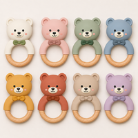 Jouet de dentition en silicone personnalisé OEM en forme d'ours de Noël avec anneau en bois de hêtre et nœud vert - Fabricant de cadeaux de Noël pour bébés