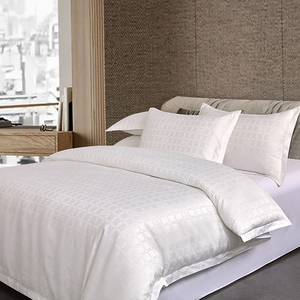 Ensemble de literie d'hôtel en jacquard 100% coton, ensemble de linge de lit d'hôtel avec logo personnalisé, housse de couette, drap, taie d'oreiller pour l'hôtellerie - Product Image 1