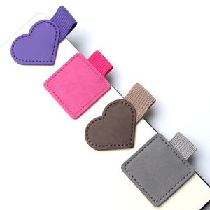 Carré personnalisé auto-adhésif en <span class=keywords><strong>cuir</strong></span> PU couverture <span class=keywords><strong>de</strong></span> manchon <span class=keywords><strong>de</strong></span> stylo à <span class=keywords><strong>bande</strong></span> élastique pour ordinateur portable sangle collante porte-stylo en caoutchouc Clip coeur porte-clés - Product Image 4