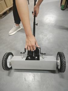 Ramasseur magnétique Balayeuse magnétique Tige télescopique Heavy Duty Peut contenir jusqu'à 35 LBS Original Factory 18 Inch Style - Product Image 3