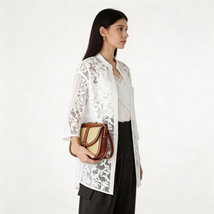 แฟชั่น<span class=keywords><strong>เสื้อ</strong></span>เชิ้ตแขนยาวลายดอกไม้สีขาวหรูหราสำหรับผู้หญิงน้ำหนักเบาเนื้อนุ่มเข้ากันได้กับทุกชุดสวมใส่ได้ทุกวันสำหรับฤดูใบไม้ผลิ - Product Image 2