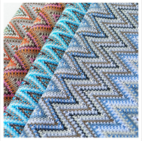 Nouveauté Tissu en maille jacquard teint en fil à motif ondulé 100% polyester pour vêtements de mode