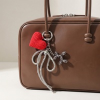 EDGE Porte-clés Cœur au Crochet Fait Main, Pendentif Amour Rouge Adorable avec Strass et Pompon en Corde, Bijou de Mode et Breloque de Sac pour Femme