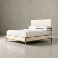 Cadre de lit en bois de chêne clair OAKEN avec tête de lit rembourrée en tissu crème, lit plateforme minimaliste à profil bas, lit king-size, meubles de chambre à coucher
