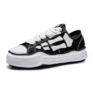 Zapatillas de Lona con Suela Gruesa y Diseño Desestructurado de Esqueleto en Blanco y Negro - Product Image 1