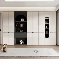 Armoire sur mesure avec supports dédiés pour foulards, cravates et ceintures pour chambre principale, pour organiser soigneusement divers accessoires de mode