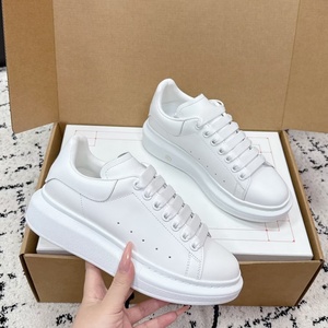 รองเท้ากีฬาแบบผูกเชือกคุณภาพสูงรุ่นคลาสสิกเพิ่มความสูง รองเท้าผ้าใบพื้นหนาสีดำสำหรับผู้หญิงและผู้ชาย ระบายอากาศได้ดี - Product Image 5