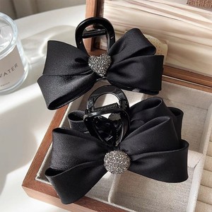 Elegant and stylish double-sided heart-shaped hair <b>clip</b>, black camellia shark claw <b>clip</b>, medium size, high-end updo <b>clip</b>. - Product Image 1