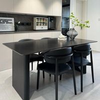 Ensemble table et chaises de salle à manger rectangulaire moderne et minimaliste, couleur crème et noir pur, style luxe léger, mobilier compact pour la maison