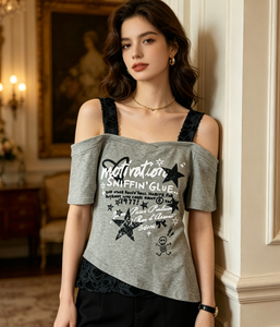 <span class=keywords><strong>T</strong></span>-<span class=keywords><strong>shirt</strong></span> <span class=keywords><strong>femme</strong></span> <span class=keywords><strong>imprimé</strong></span> <span class=keywords><strong>rock</strong></span> star à épaules dénudées avec bretelles en dentelle vieillies, haut streetwear Y2K en gros - Product Image 5