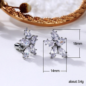 Orecchini a Perno con Fiore a Cinque Petali in Cristallo per Donne, Accessori di Moda Floreali per Uso Quotidiano - Product Image 5