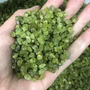 Wholesale high quality natural crystal peridot chips healing fengshui chakra stone folk crafts for decoration