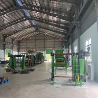 Ligne de production de bandes transporteuses résistantes à la chaleur, aux acides et aux alcalis avec presse de vulcanisation pour la fabrication de bandes transporteuses pour usines chimiques