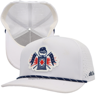 Casquette en polyester respirant avec visière incurvée perforée au laser sur mesure et patch en caoutchouc pour le golf en extérieur