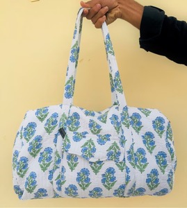 Sac de voyage matelassé en coton à imprimé floral, sac de voyage pour la nuit fait à la main, sac de voyage réutilisable en tissu matelassé pour femmes, sac de plage pour la nuit - Product Image 2