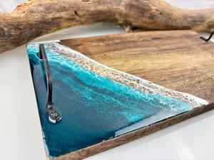 Plateau de service en bois et résine de qualité supérieure, fabriqué avec soin pour une présentation élégante de la table à manger et de la maison - Product Image 3