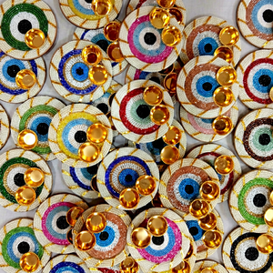 Nouvel Arrivage Plateau de Luxe Fait Main pour Diya, Orné de Perles et de l'Œil Turc, Thali de Pooja Décoratif avec Diya Dorés et Décoration de Protection Nazar - Product Image 1