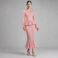 Ensemble deux pièces plissé Miyake pour femme, haut peplum et jupe longue plissée, rose blush, motif chevron, manches cloche, tenue minimaliste, ODM OEM