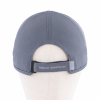 Casquette de performance à 6 panneaux avec étiquette en silicone personnalisée, casquette sportive élastique avec impression réfléchissante sur le dos sur autocollant magique réglable