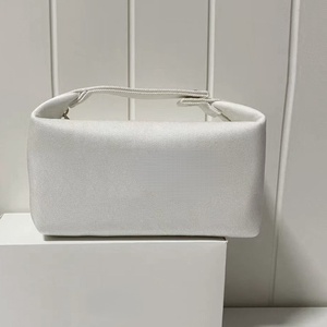 Bolsa de lona blanca bordada con diseño de dumpling para transportar cosméticos, de gran capacidad, alta calidad, simple y bonita. - Product Image 1