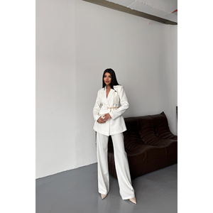Conjunto de Traje Blanco para Mujer con Chaqueta y Pantalones con Detalle de Cinturón de Cadena, Combinación Perfecta - Product Image 1
