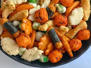 Snacks OEM de Style japonais, biscuits de riz mélangés avec rouleau d'algues de mer, pois salés