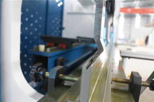 Presse plieuse CNC hydraulique entièrement automatique 300T 3200mm avec système de commande <span class=keywords><strong>DELEM</strong></span> <span class=keywords><strong>DA58T</strong></span> 2D et moteur principal servo Delta en aluminium - Product Image 3