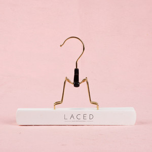 Porte-perruques de luxe en bois blanc de haute qualité à un seul niveau avec logo personnalisé, polyvalent pour la garde-robe et le salon - Product Image 2