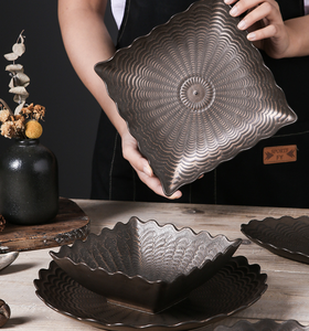 Service de vaisselle vintage rétro en grès, assiettes et bols carrés en céramique avec texture ondulée pour salade, steak, maison, cuisine, restaurant - Product Image 3