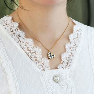 Collar de Corazón con Tablero de Ajedrez Blanco y Negro, Chapado en Oro de 18k, de Acero Inoxidable, Resistente al Agua y al Deslustre, con Logotipo Personalizado para Mujer - Product Image 4