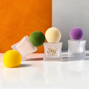 Nuevo Diseño de Botella de Perfume de Vidrio Esmerilado Cuadrado Plano de 15 ml <span class=keywords><strong>con</strong></span> Diseño de Cintura Delgada y Tapas de Bola Flocadas Multicolores para Viajar - Product Image 4