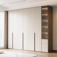 Armoire blanche moderne en verre et métal avec poignées, armoire à portes battantes, meuble de chambre à coucher
