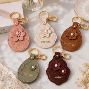 Llaveros de cuero personalizables al por mayor con flor grande de tono suave, forma de lágrima, hoja grabada y logotipo en relieve - Product Image 1