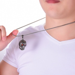 Collier unisexe tendance style punk en acier titane avec pendentif tête de mort fantôme et strass rouges, chaîne en bambou moulé, vente en gros - Product Image 4