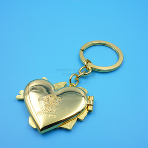 Porte-clés en métal personnalisé en forme de cœur de dessin animé avec design à rabat magnétique, en alliage de zinc doré, cadeau d'affaires, article promotionnel - Product Image 2