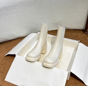 2025 nuevos zapatos informales para mujeres y <span class=keywords><strong>niñas</strong></span>, <span class=keywords><strong>botas</strong></span> cortas <span class=keywords><strong>de</strong></span> tendencia <span class=keywords><strong>de</strong></span> moda para exteriores <span class=keywords><strong>de</strong></span> cuero, <span class=keywords><strong>botas</strong></span> <span class=keywords><strong>blancas</strong></span> altas <span class=keywords><strong>de</strong></span> suela gruesa para mujer - Product Image 1