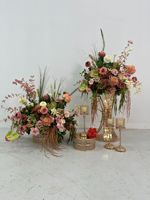 Composition florale vintage d'automne avec rangée de fleurs artificielles et herbe de roseau, centre de table de luxe pour mariage et décoration événementielle