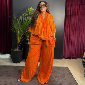 <span class=keywords><strong>Completo</strong></span> da donna in stile europeo-americano, ampio, <span class=keywords><strong>taglie</strong></span> <span class=keywords><strong>forti</strong></span>, con scollo a V, stampa a righe, in poliestere, composto da t-shirt a maniche corte e pantaloni. - Product Image 2