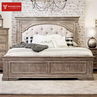 Lit double vintage style campagne américaine en bois massif sculpté, finition cire blanche, avec dossier haut pour chambre à coucher
