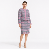 Ensemble deux pièces en tweed color block pour femme, gris et rose, avec veste longue sans manches en bouclé, jupe crayon à bordure tressée et ourlet à franges