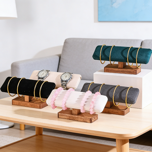 Présentoir à Montres Classique en Bois Incliné avec Base, Support de Rangement pour Bijoux et Bracelets en Velours Vert Crème - Product Image 3