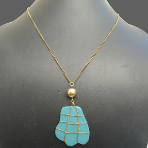 Collier en laiton doré avec pendentif bleu turquoise, design en pierre enveloppée de fil, bijoux bohèmes tendance, vente en gros - Product Image 1