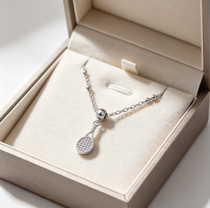 Collier pendentif raquette de badminton délicat pour femme, en acier inoxydable plaqué, mini-breloque sportive - Product Image 1