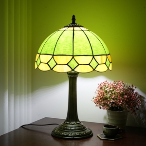 Lampu Meja Kaca Patri Modern 12x19" Hijau Lampu Dekoratif Lampu Baca Samping Tempat Tidur untuk Ruang Tamu Kamar Tidur Kantor Lampu Belajar - Product Image 1