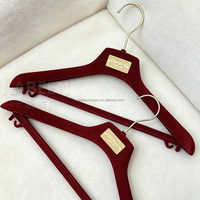 Cintres antidérapants robustes en velours rouge avec barre transversale, logo personnalisé pour les boutiques de robes de mariée, robes de soirée, robes de mariée