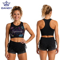 Ensemble d'entraînement personnalisé noir Supernova Galaxy avec strass : Soutien-gorge de sport dos nageur et short à cordon de serrage – Tenue d'entraînement respirante